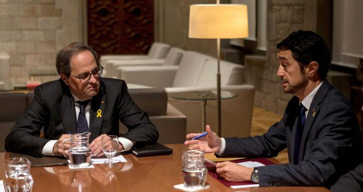 El presidente catalán, Quim Torra, abordando la crisis de la huelga del taxi con el consejero Damià Calvet / EFE