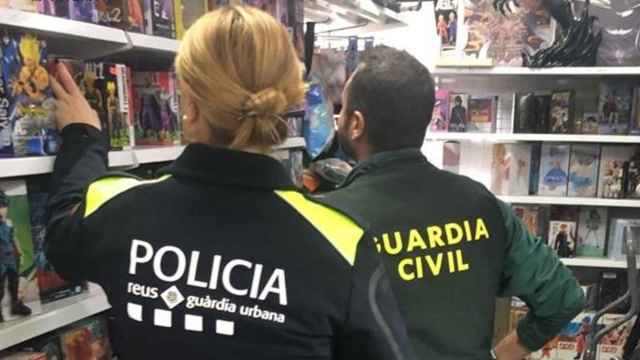 La Guardia Urbana y la Guardia Civil inspeccionan algunos de los juguetes de personajes de manga intervenidos en Reus (Tarragona) / GUARDIA CIVIL