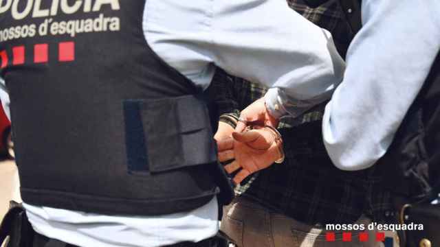 Los Mossos efectúan una detención como la de los acusados por robar en pisos de Castelldefels/ MOSSOS