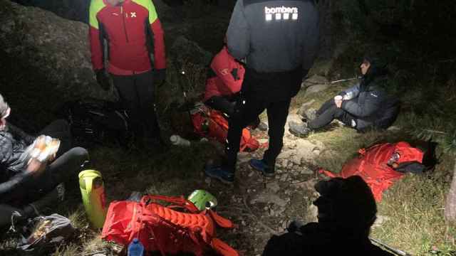 Los bomberos y los cuatro excursionistas rescatados en Aigüestortes gracias a una llamada al 112 desde Israel / BOMBERS