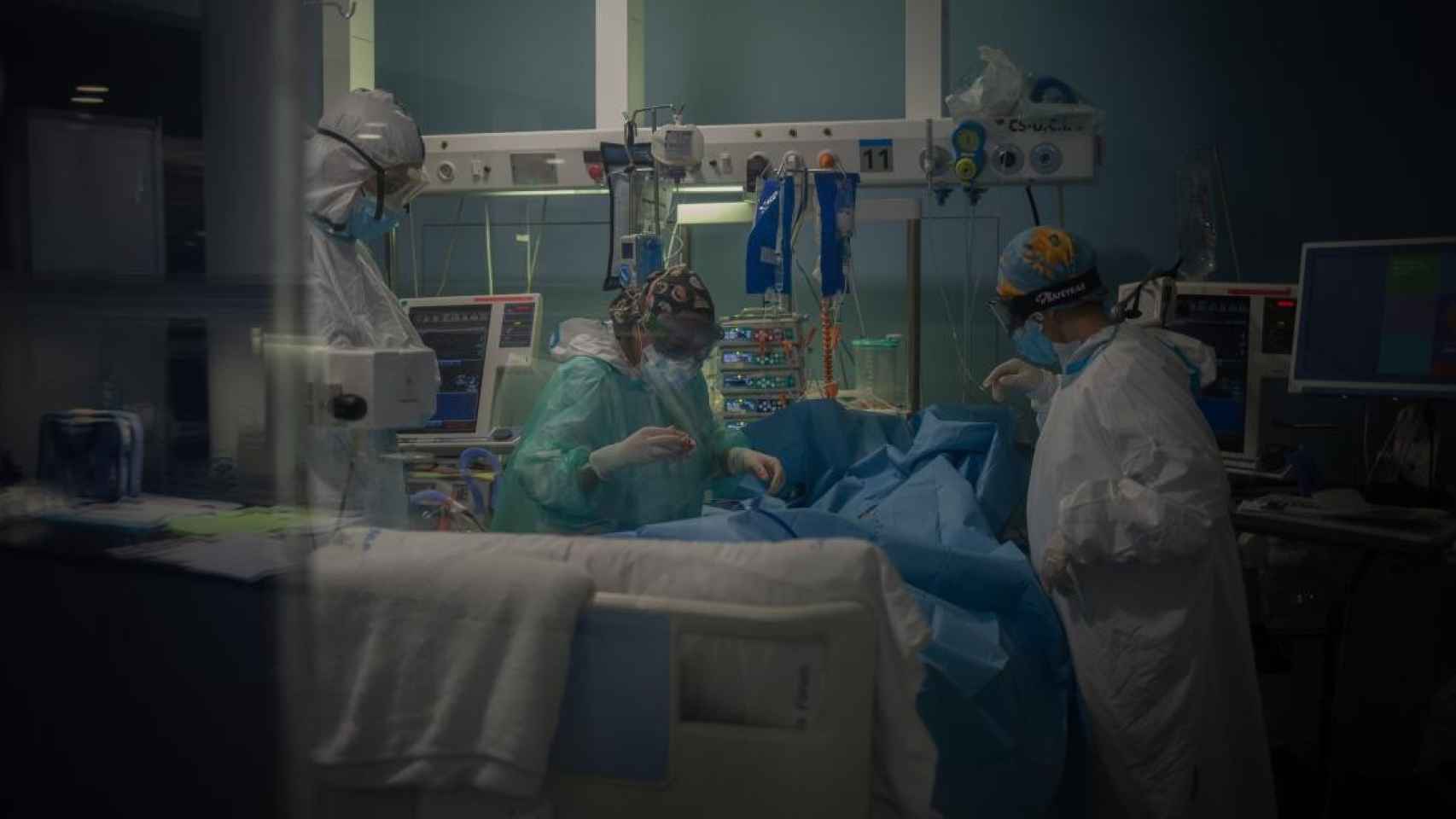 Varios médicos atienden a un paciente de Covid en una uci en Cataluña / EUROPA PRESS
