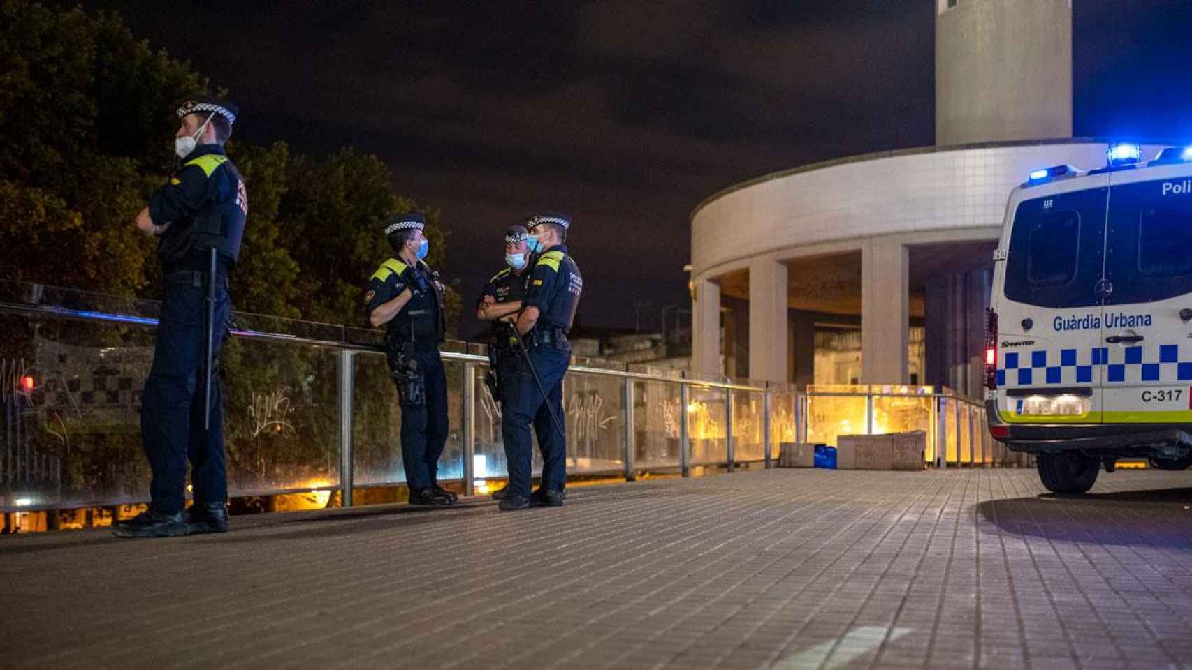 Agentes de la Guardia Urbana durante un operativo de noche / EP