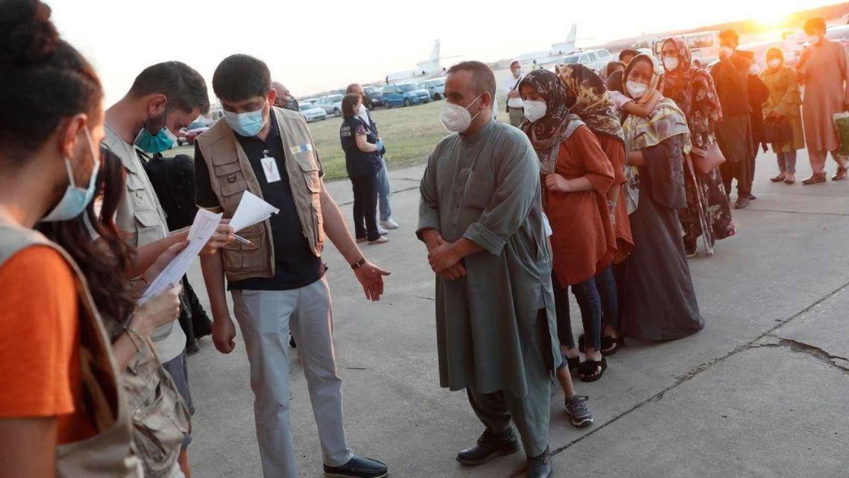 Más afganos evacuados de Kabul a su llegada a la base aérea militar de Torrejón de Ardoz (Madrid) / Mariscal (EFE)