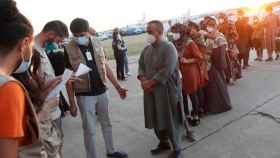 Más afganos evacuados de Kabul a su llegada a la base aérea militar de Torrejón de Ardoz (Madrid) / Mariscal (EFE)