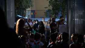 Padres esperando a sus hijos en un un colegio de Cataluña / EUROPA PRESS