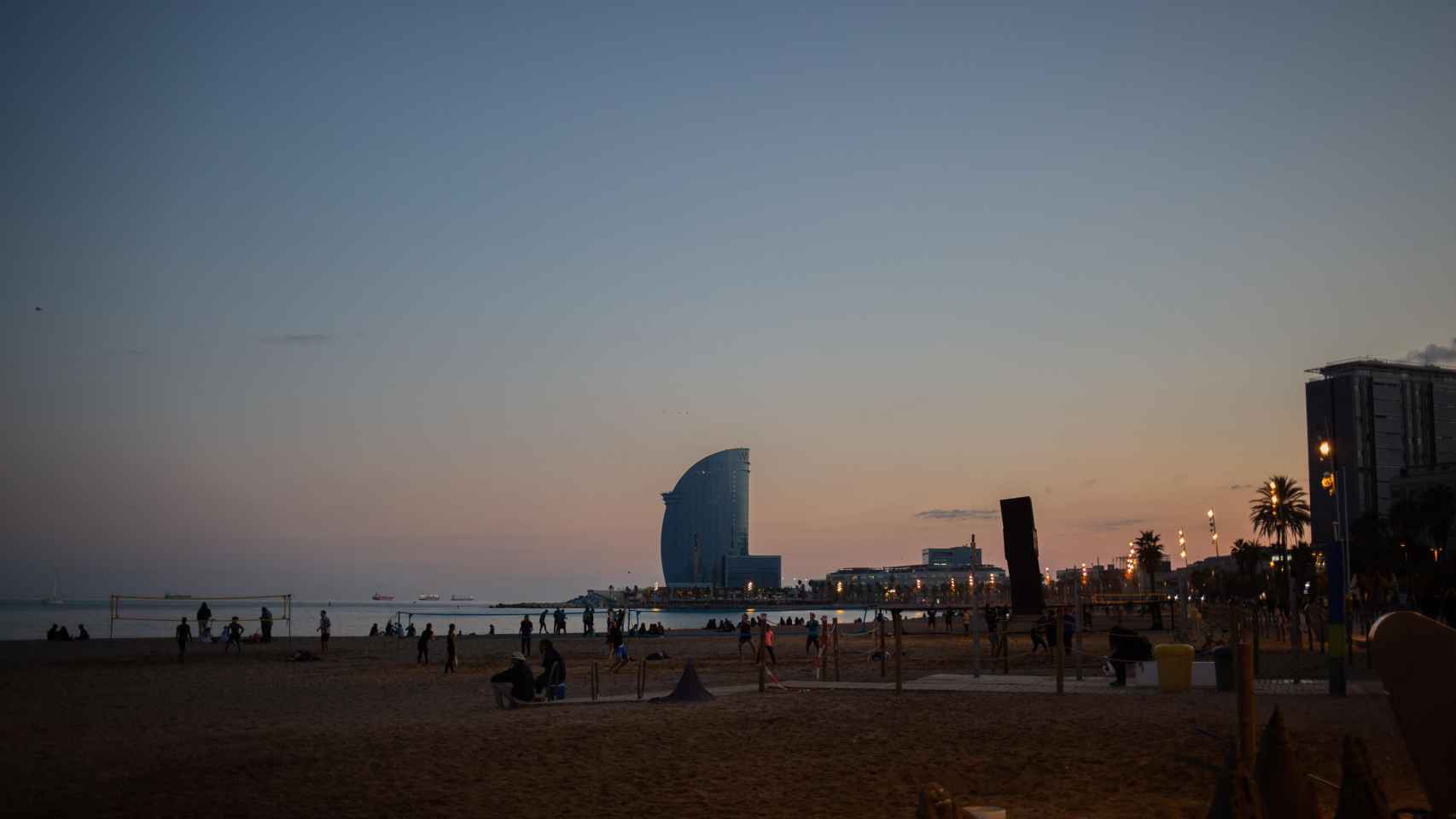 Amanecer con cielos despejados en las playas de Barcelona / EUROPA PRESS