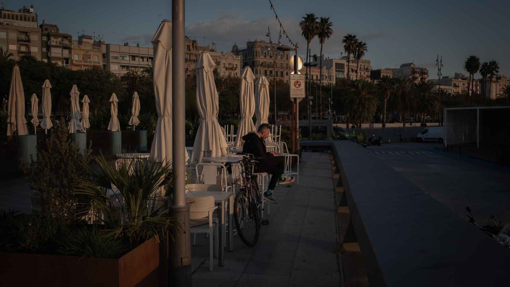 Un hombre está sentado en una terraza vacía de un restaurante de Barcelona / EP