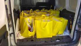 Las cestas de Navidad amarillas que ha devuelto la Policía Local de Begues / FACEBOOK