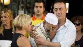Abrazo entre Francisco Javier, padre del pequeño asesinado, y el imán de Rubí, tras los atentados del 17A / EUROPAPRESS
