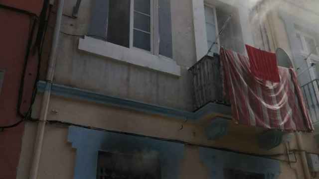 La vivienda que se ha incendiado con tres personas dentro, en Sant Feliu de Guíxols / BOMBERS