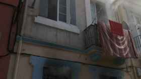 La vivienda que se ha incendiado con tres personas dentro, en Sant Feliu de Guíxols / BOMBERS