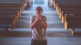 Un misionero reza en una iglesia / CG
