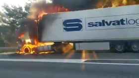Imagen del incendio en un camión que transcurría por la AP-7 / TWITTER