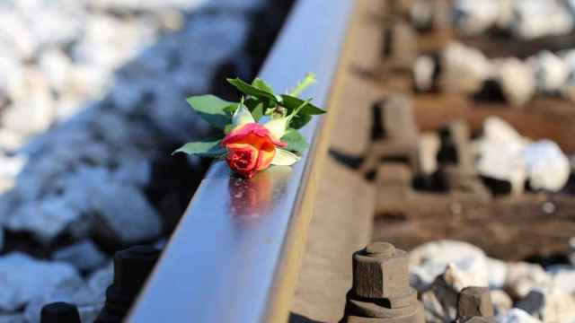 Una rosa en un raíl de tren, donde ha habido suicidios