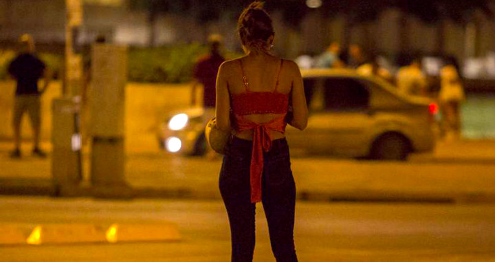 Una mujer tiene que prostituirse en la calle / EFE