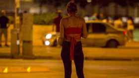 Una mujer tiene que prostituirse en la calle / EFE