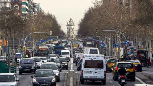 Gran Via de Barcelona en hora punta con mucho tráfico / EFE