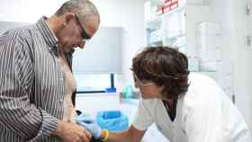 Imagen de una médico explorando el abdomen de un paciente / ICS Girona