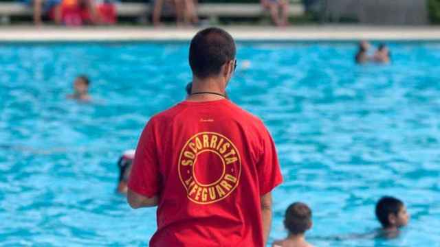 Un socorrista vigila una piscina para evitar ahogamientos / EFE