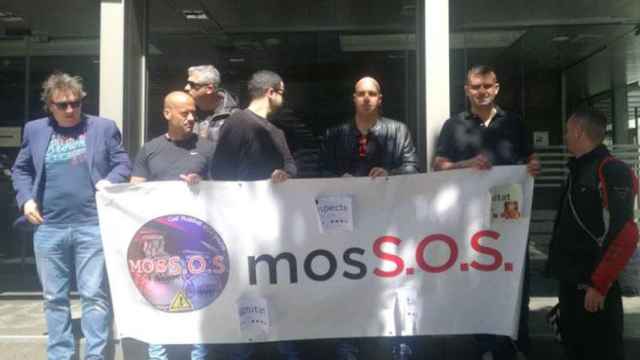 Representantes sindicales de los Mossos d'Esquadra protestan ante la sede de Interior para pedir mejoras en el cuerpo / TWITTER