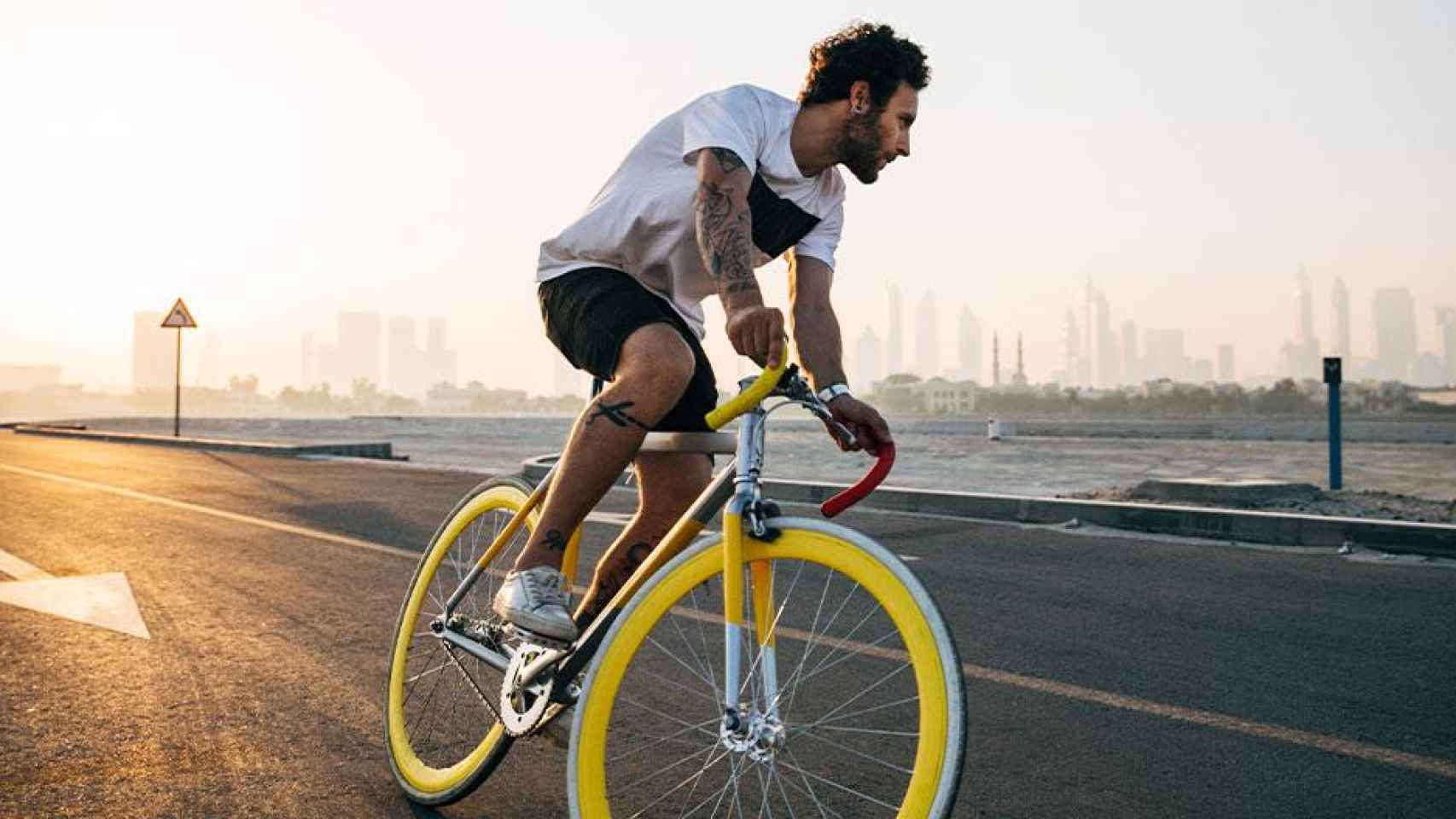 Ciclista montado en una bicicleta / UNSPLASH