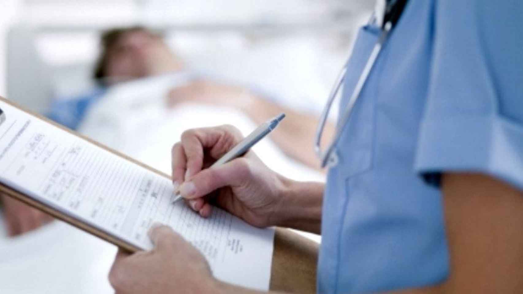 Una enfermera tomando notas sobre el estado de un paciente / EFE