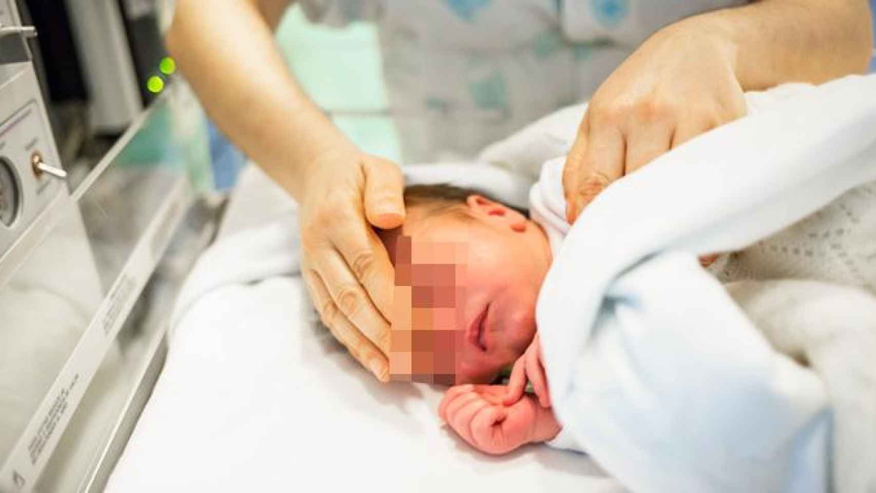 Imagen de un bebé en el servicio de Neonatología del Hospital Vall d'Hebron de Barcelona / CG
