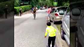 Un niño anima al ciclista y el pequeño obtiene su recompensa
