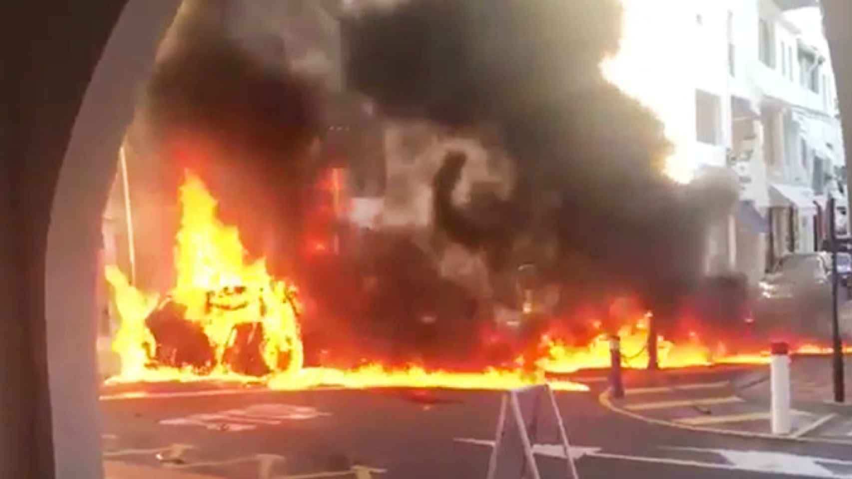 El fuego provocado por la explosión de los neumáticos de un coche en Puerto Banús (Málaga) / TWITTER