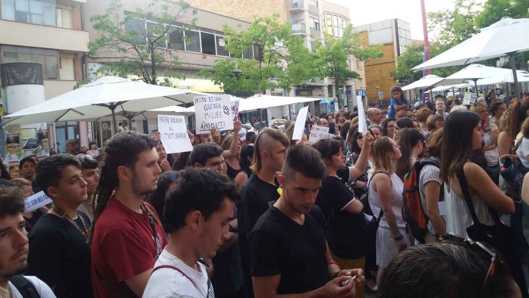 Manifestación en Molins de Rei contra la presunta agresión sexual ocurrida en el municipio / TWITTER