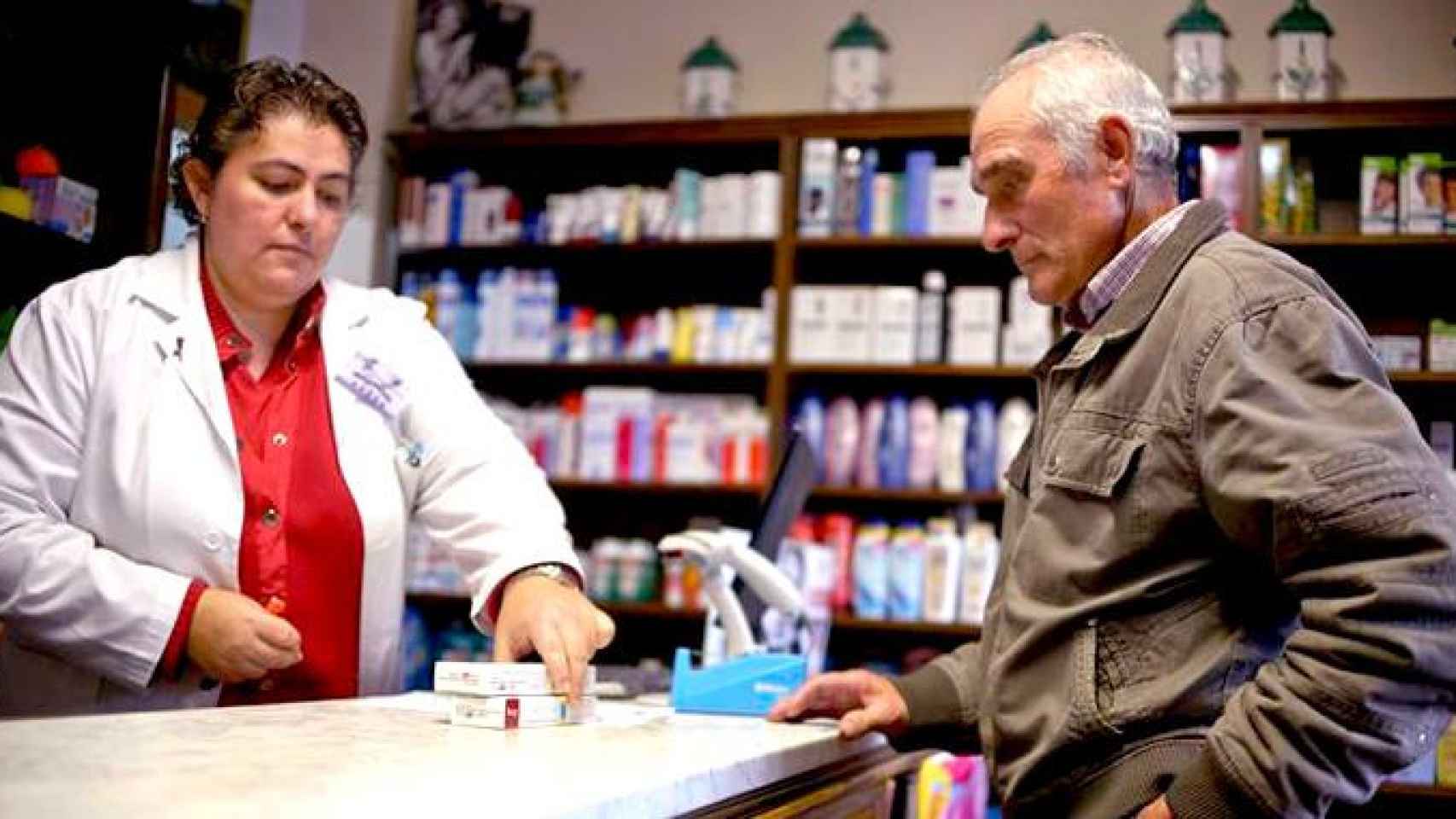 Un hombre compra medicamentos en una farmacia tras el fin del copago / EFE
