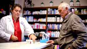 Un hombre compra medicamentos en una farmacia tras el fin del copago / EFE