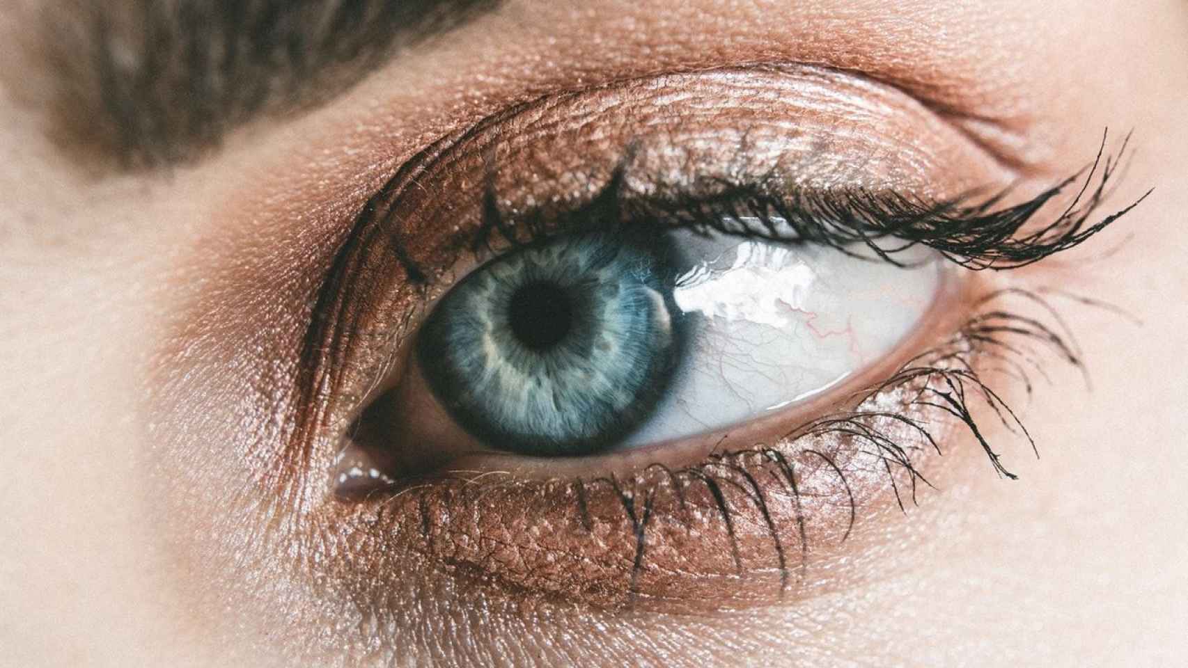 Primer plano del ojo de una mujer con lentillas / CG