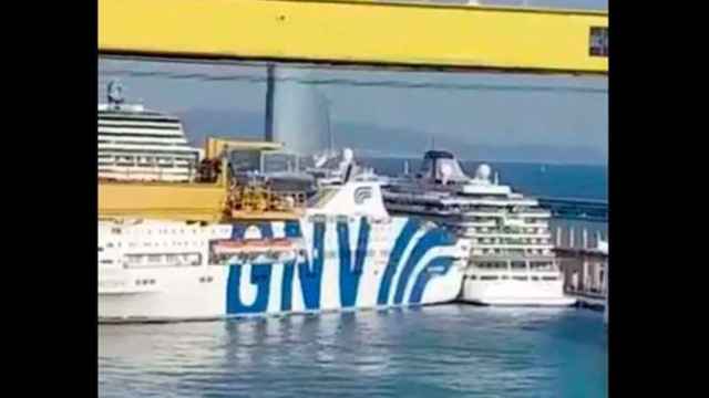Choque entre un ferri y un crucero en el puerto de Barcelona / TWITTER