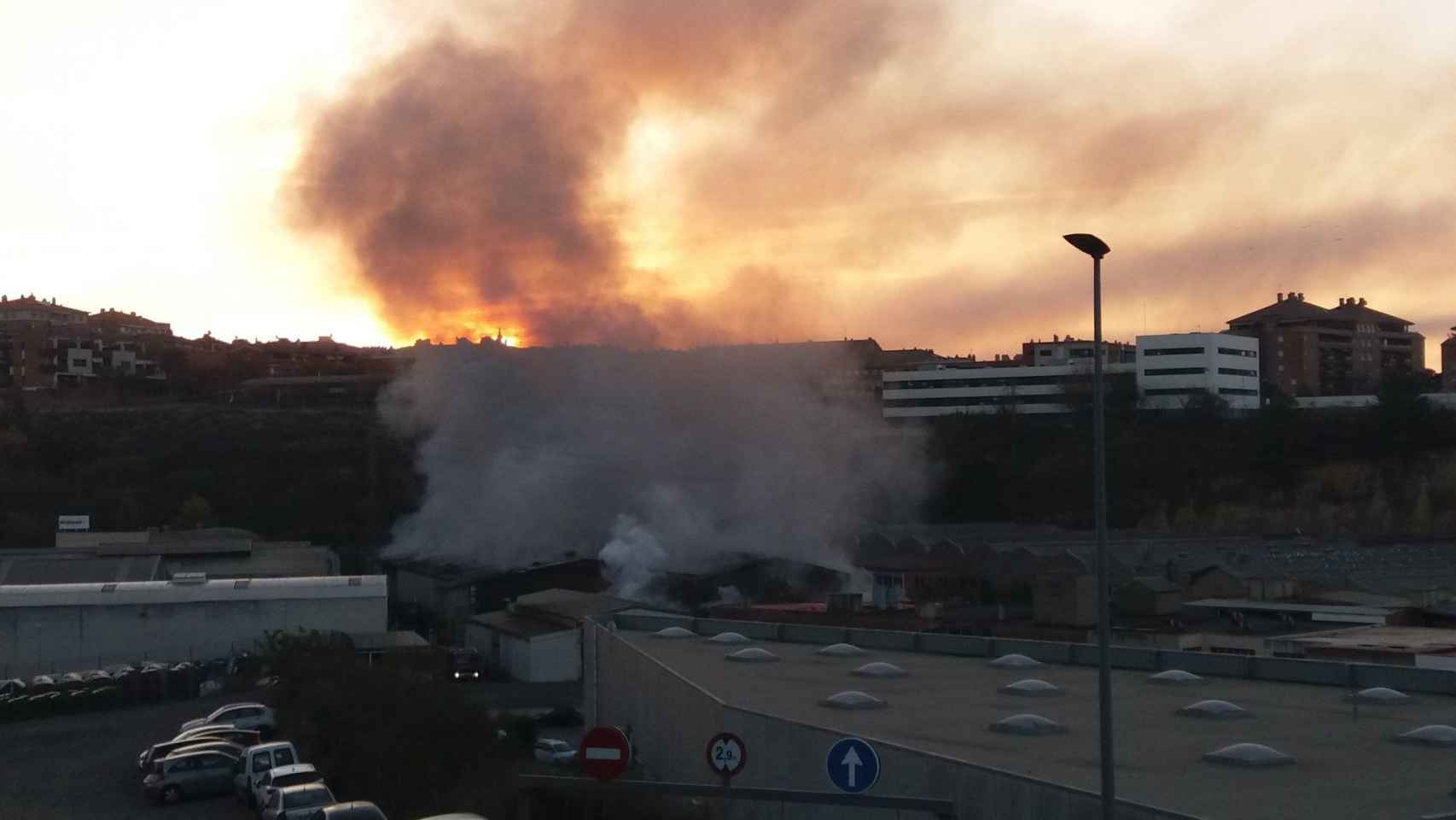 El incendio que quema tres naves en Sant Feliu de Llobregat / EP