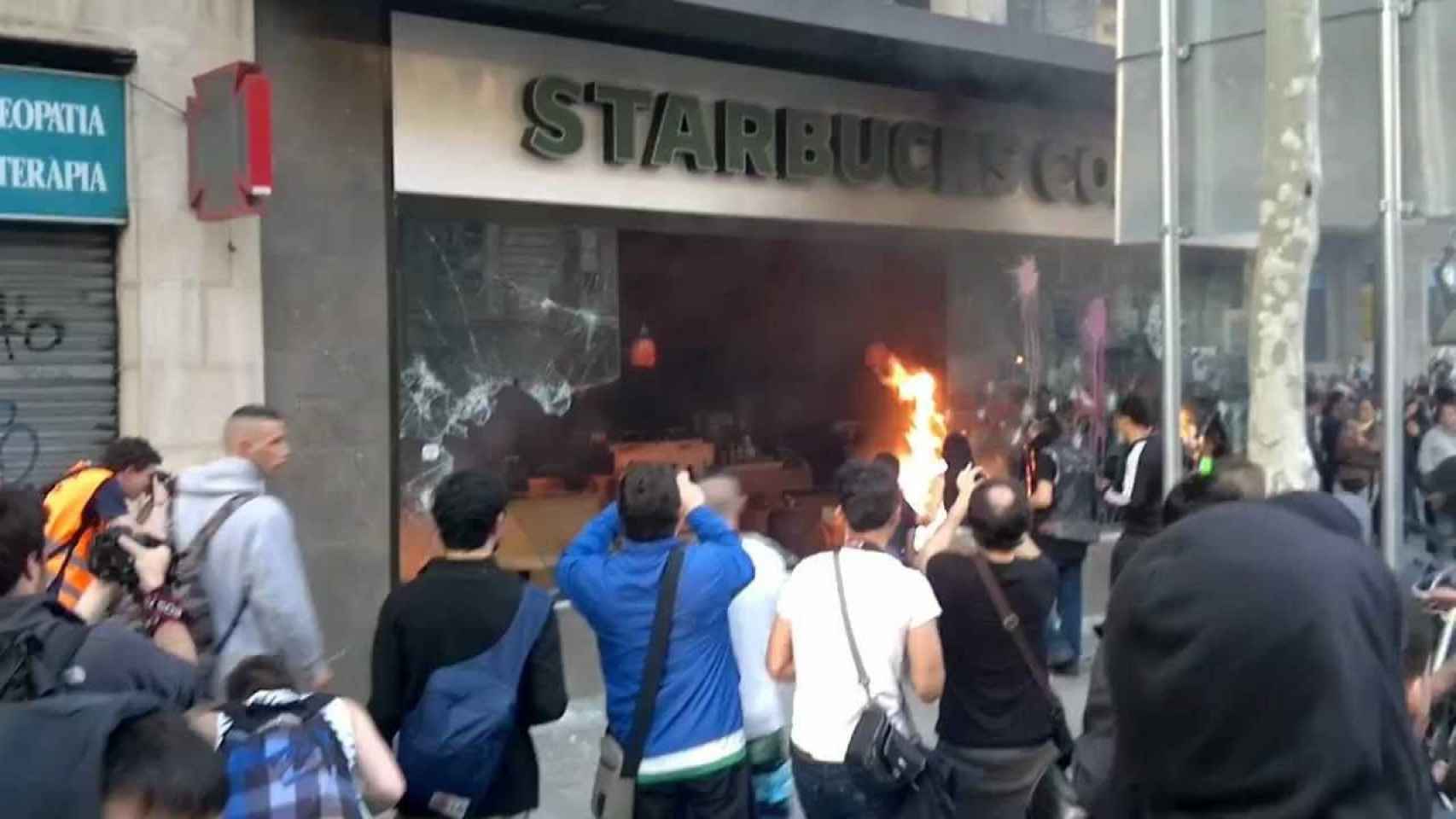 Imagen del incendio en el Starbucks de Barcelona durante la huelga general del 29 de marzo de 2012