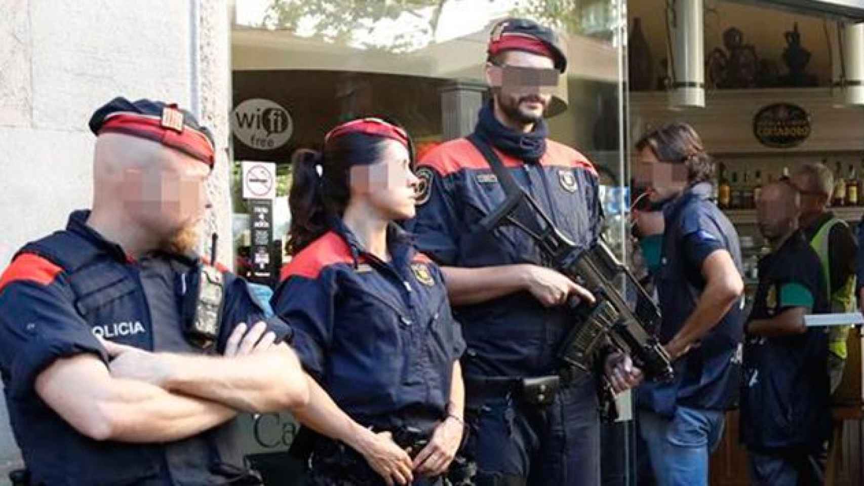 Agentes de los Mossos d'Esquadra durante una operación / EFE