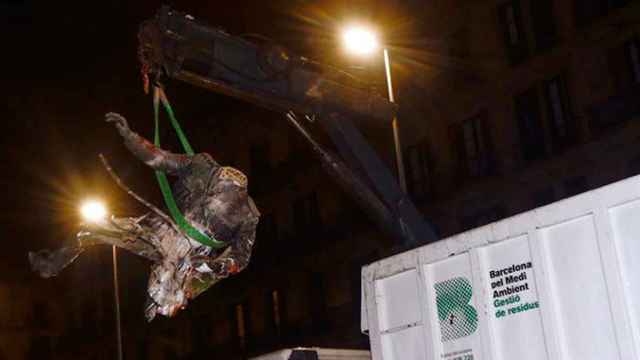Un camión municipal retira la estatua de Franco del Born (Barcelona) / EFE