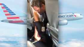 Momento de la reducción del pasajero borracho en el avión de American Airlines.