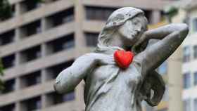 Fotografía de la estatua 'Crepuscule', del artista frances H. Weigèle, adornada con un corazón rojo en Río de Janeiro (Brasil).