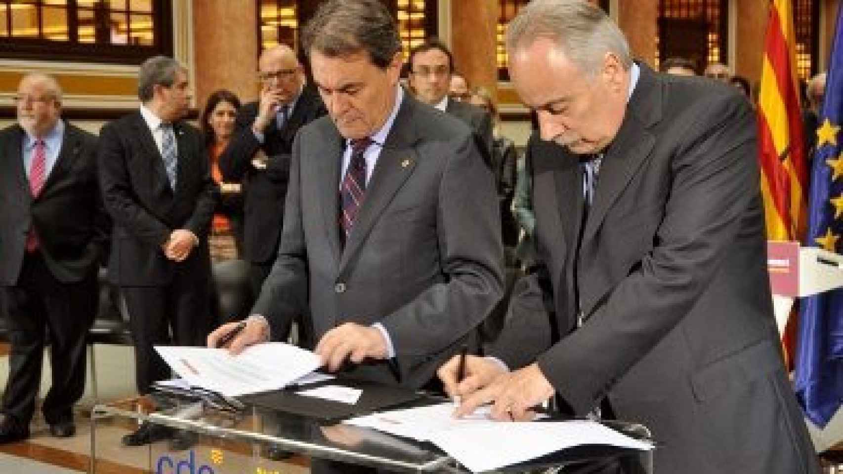 Los líder de CDC, Artur Mas, y RCat, Joan Carretero, firmando el acuerdo entre los dos partidos
