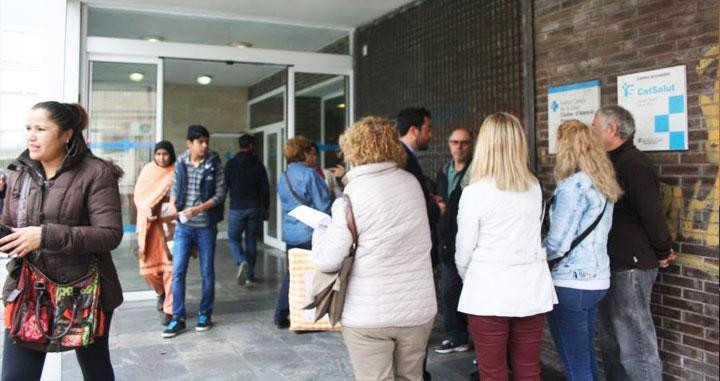 Pacientes en la puerta de un ambulatorio de en Badalona (Barcelona) / ICS