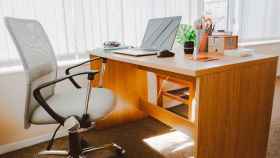 Escritorio y silla de oficina / PEXELS