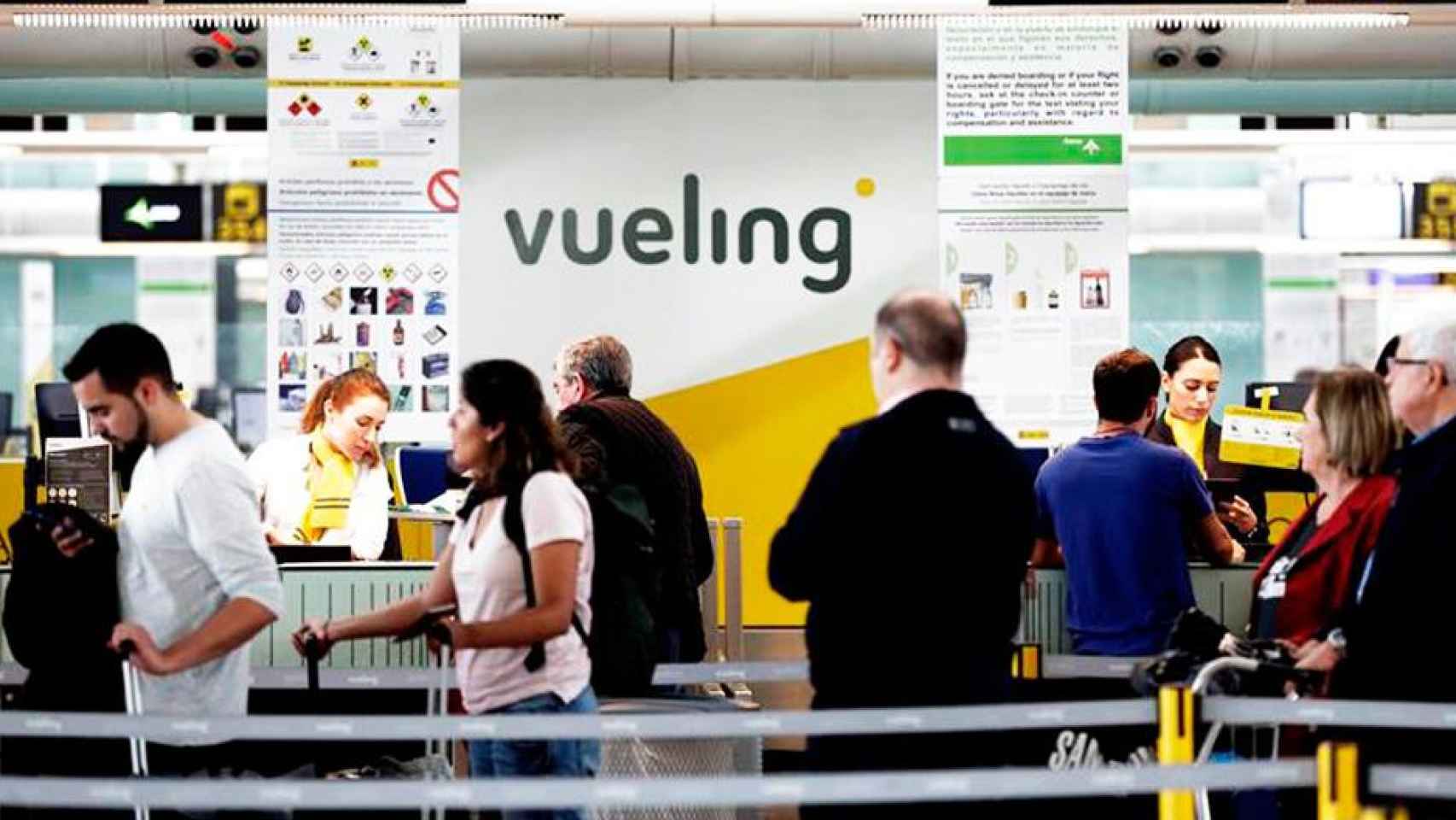 Imagen de los mostradores de facturación de Vueling en el aeropuerto de Barcelona-El Prat / EFE