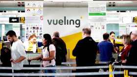 Imagen de los mostradores de facturación de Vueling en el aeropuerto de Barcelona-El Prat / EFE