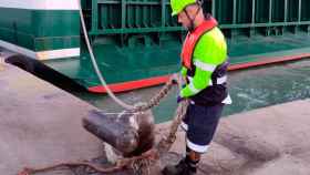 Imagen de un trabajador de amarres del Puerto de Barcelona  / Cedida