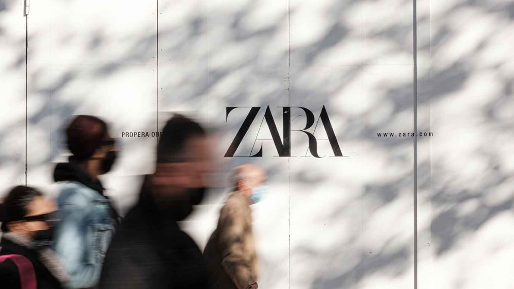 Personas caminan delante de una tienda de Zara del Grupo Inditex en Barcelona / PABLO MIRANZO (CG)