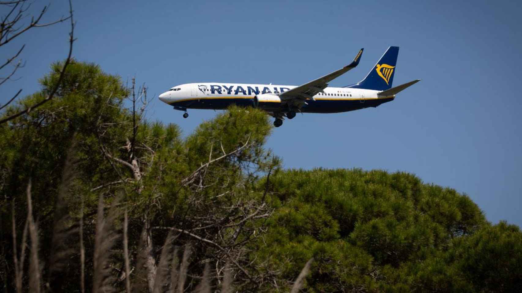 Una aeronave sobrevolando la zona natural colindante al aeropuerto de El Prat / EP