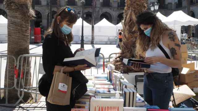 Varias lectoras en puesto de libros habilitado por Sant Jordi - CAMBRA DEL LLIBRE