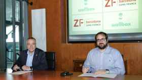 El delegado especial del Estado en el CZFB, Pere Navarro y el CEO de Wallbox, Enric Asunción, durante la firma del acuerdo / CZFB